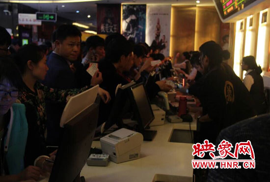 上百名市民在退票