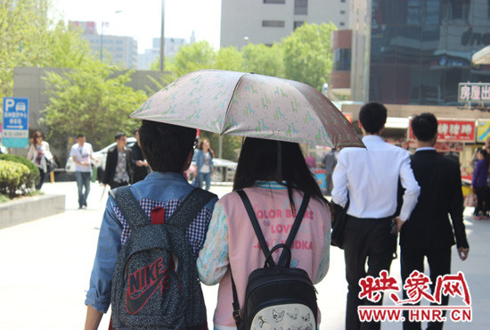 遮陽傘成了出門必備工具