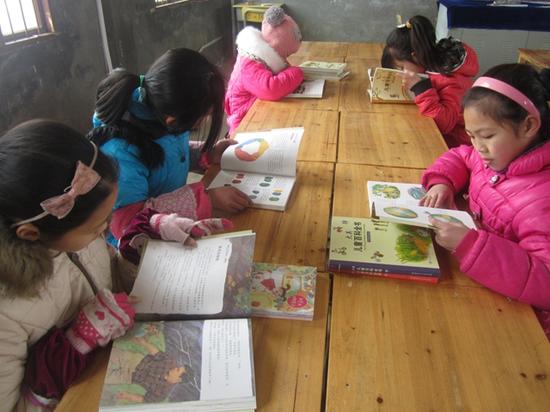 桃林小学，孩子们阅读中