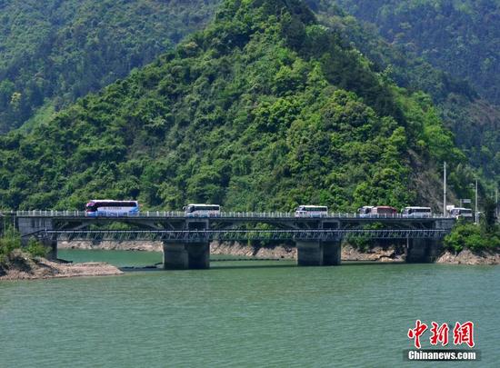 恩施小伙用車8輛旅游大巴迎親引圍觀