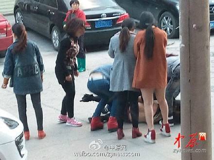 疑似“小三”被多名女子當街扒衣