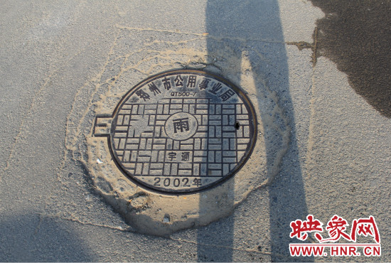 在5月底汛期到來之前鄭州將更新、補充安裝損毀的雨污水窨井防護網。