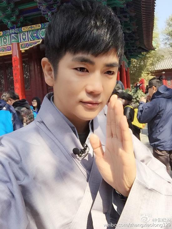 张晓龙穿僧袍