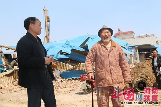 82歲的老人看到自家公司成了一堆廢墟，多次痛哭