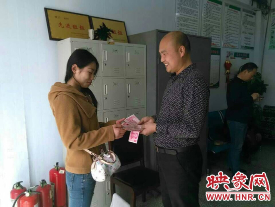 丁女士(右)從B10線路調度員(左)手中接過遺失的9000元現金。