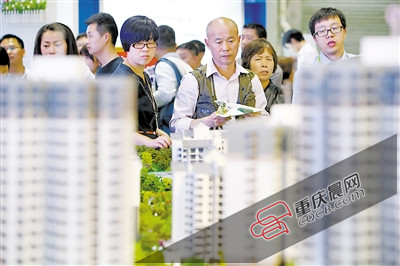16日,房交会,市民挑选中意的楼盘。