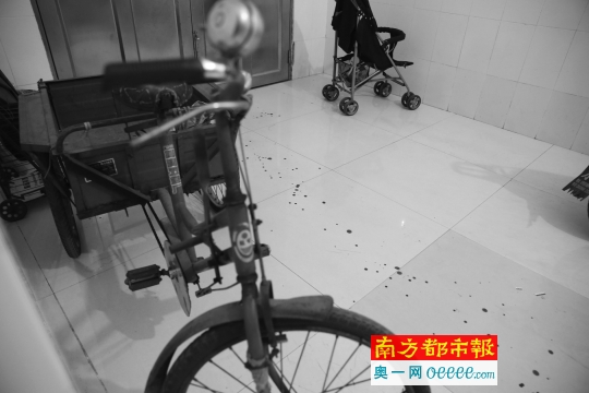 男子作案第一现场在家里，地上仍留有斑斑血迹。 南都记者 吴进 摄