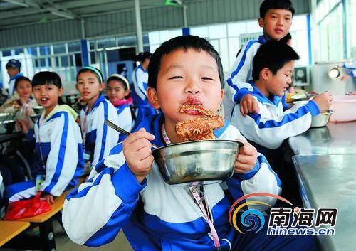 思源学校的食堂管理有许多经验值得借鉴。 苏建强 摄