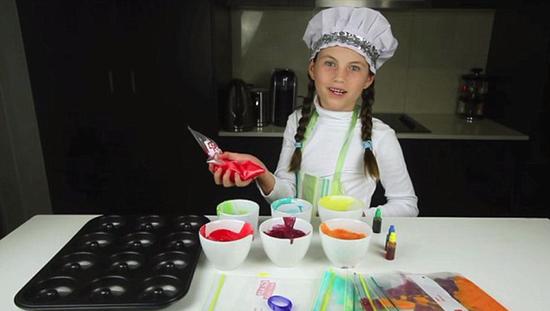 澳8岁女孩查莉YouTube 开课教人做饭，每月狂赚13万美元。(网页截图)
