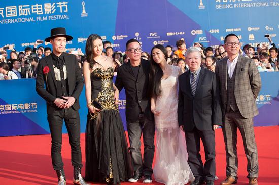 制片人许一顶（右一）、影视制作人文隽（右二）、叶伟民导演（左三）、主创人员杨祐宁（左一）、孟瑶（左二）、黄幻（右三）相聚“北影节”。戏中主演林心如、任达华因档期原因遗憾缺席