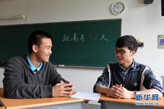 4月16日,在上海市第八学生v学生练习室,"中学班"男生张森欣(左)与李杭州初中可住校图片