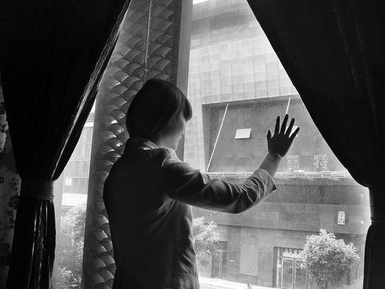 在西安一家茶秀当领班的外来打工妹苗娜娜眺望窗外，她希望自己的未来生活能有所改变