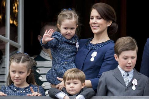 丹麦美王妃为女王祝寿