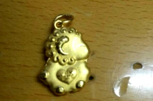 窃贼用金项链换了小金饰