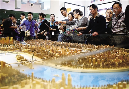 昨日,重庆国际会展中心,市民在房交会现场选购房产。