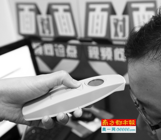记者在网络医院体验看病,使用了体温计和血压计等设备。医生与病人通过视频问诊。 南都记者 邹卫 摄
