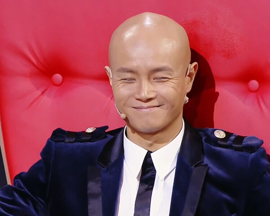 乐嘉腼腆笑容