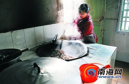 部分学校食堂硬件十分落后，管理亟待完善。苏建强 摄