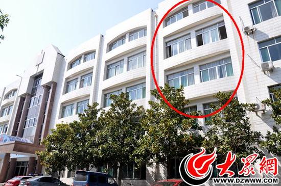 大众网记者实地调查得知,红圈内就是用“绳命”擦玻璃的教室窗台。