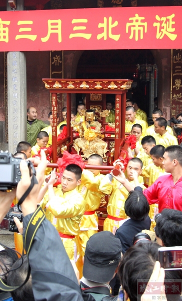 北帝诞现已恢复北帝乘坐神舆出游的传统。