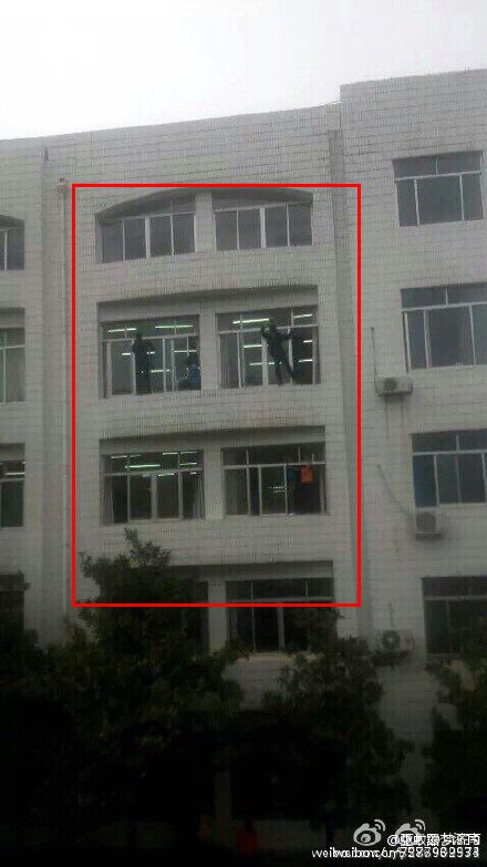 网友曝出的擦玻璃图片。(图片来源于网络)