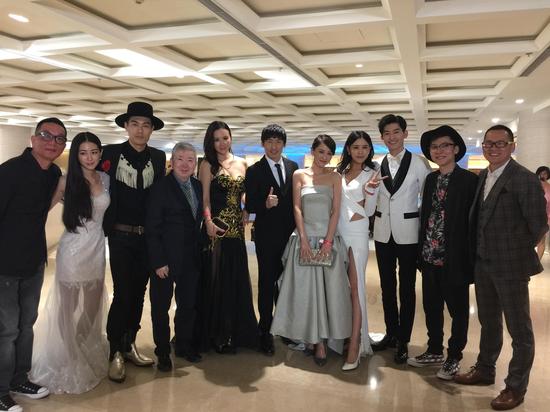 《魔都18号》、《至少还有你》两大剧组主创人员“北影节”欢乐大合影