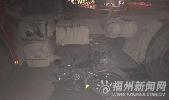 男骑手接女儿回家路上被挂车撞飞4米远 伤势严