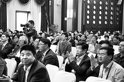 闭幕式会场上,嘉宾聆听演讲。