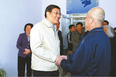 4月16日,省委常委、市委书记王文涛在济阳县垛石镇敬老院看望老人(本报记者 陈长礼 摄)