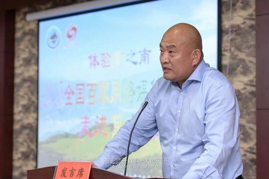 黛眉山景區董事長在旅游推介會上發言（圖：任紅兵）