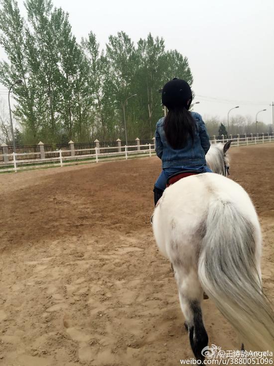 王诗龄学习骑马