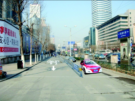 非机动车道改造后效果图。 交警供图