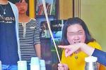 午托班老师用藤条打孩子 孩子妈妈以牙还牙鞭打老师