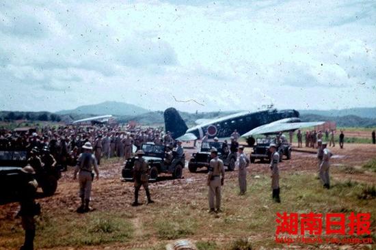 1945年8月21日，日本8名投降代表下机后乘坐插有白旗的降车驶往指定地点。