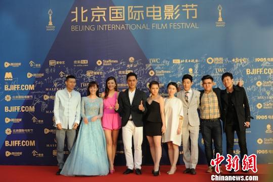 右一、右二为混入红毯的男子