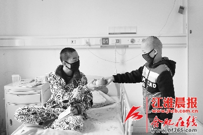 省立医院西区，陈明浩拿来水果给隔壁病床的哥哥分享
