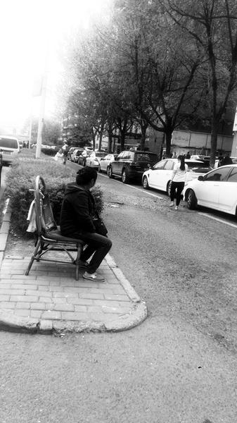 西安凤城二路有人私收停车费 3招教你辨收费员