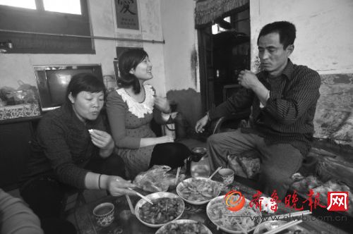 18日回到家終于又可以和家人一起吃飯，刁姿靜牽掛著爸爸的眼疾。本組照片 本報記者張中 攝