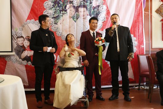 鞍山脑瘫女孩刘冰完婚(组图)