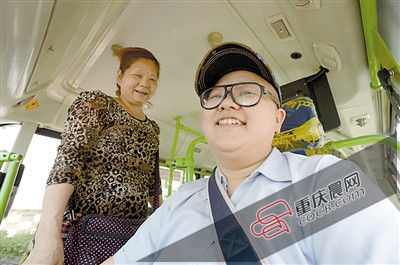 热心乘客夏代君专程来到630路公交车站给女驾驶员陈欢送帽子。重庆晨报记者胡杰摄