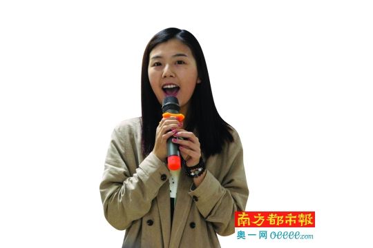 一位应聘者在自我介绍。