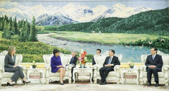4月13日，汪洋在北京人民大会堂会见由美国总统代表、商务部长普里茨克和能源部常务副部长舍伍德－兰德尔率领的美国总统贸易代表团。江泽林（右一）陪同。