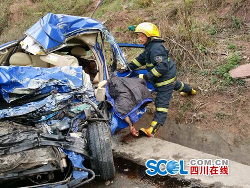 成都金堂一轿车与客车相撞致轿车驾驶员身亡