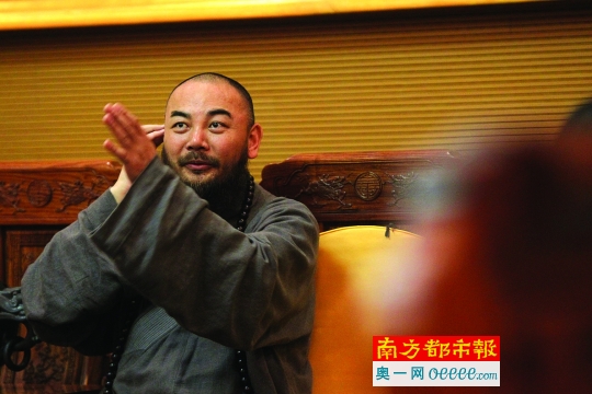昨日下午,东华禅寺万行法师在会客室接受记者采访。他说,“我佛要你”道出了佛教的根本精神:不舍弃一个众生。南都记者 马强 摄