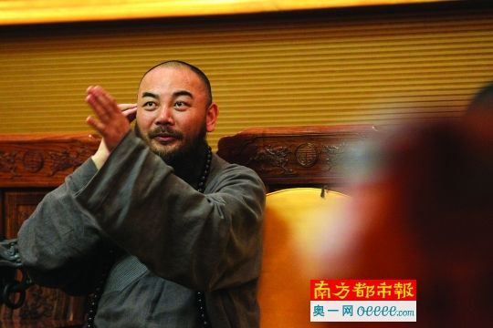 昨日下午，东华禅寺万行法师在会客室接受记者采访。