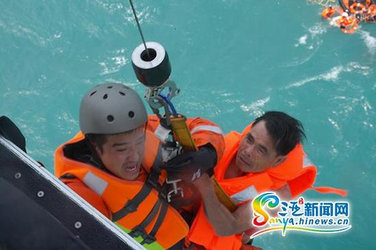 渔船海上沉没11人遇险 南海飞行队成功救援
