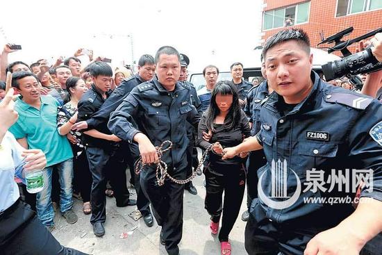 女嫌犯拐卖女童为装修娶儿媳 现场遭千夫所指