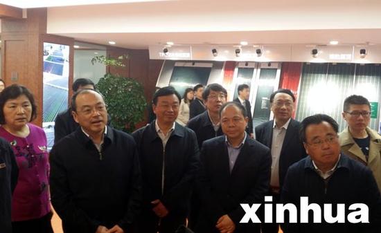 武汉市委书记阮成发(左二)一行参观汉能公司。
