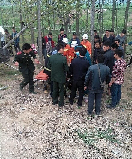 18日下午13：00左右，周口市鄲城縣S207省道雙樓鄉(xiāng)段發(fā)生一起車禍，一輛載有學(xué)生的城鄉(xiāng)公交與一輛機(jī)動(dòng)三輪車相撞，目擊者徐先生描述，兩車相撞后，嚴(yán)重變形，現(xiàn)場(chǎng)有十幾名學(xué)生受傷躺在地上。