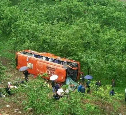 信阳一客车昨日在湖北恩施坠崖致5死20伤